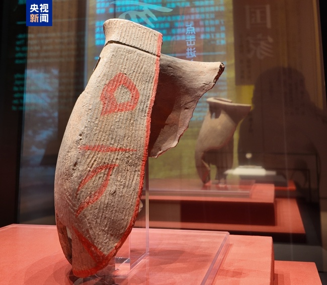 比甲骨文早800年 这个扁壶留住了4000年前的翰墨密码